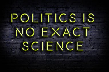 Tuğla duvardaki bilgece alıntıların neon yazıları üzerine gece görüşü