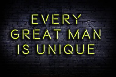 Tuğla duvardaki bilgece alıntıların neon yazıları üzerine gece görüşü