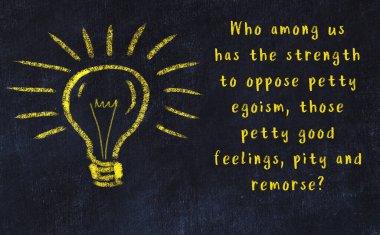 Bilgece bir alıntı ve siyah karatahtaya bir ampul çizimi