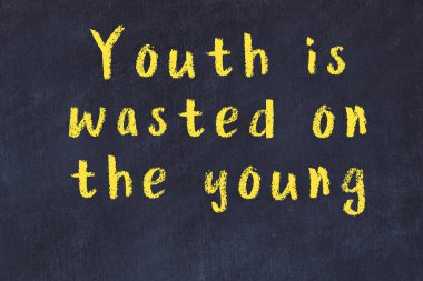 Siyah tahta üzerine akıllı alıntıların el yazması tebeşir yazısı