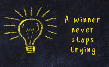 Bir karatahtaya ve bir ampul çizimine elle yazılmış akıllı bir alıntı.