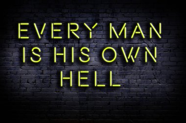 Zekice ve motive edici bir alıntı. Karanlıkta duvarda neon levhası