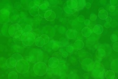 Parlak yeşil lekeler arka planda bulanık. Odaklanamayan soyut bokeh