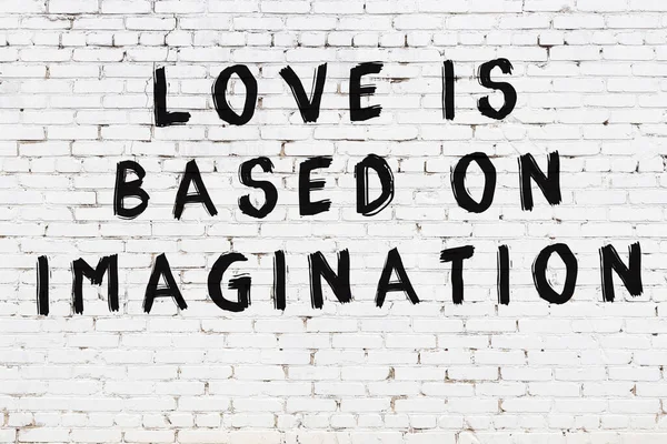 Beyaz tuğla duvar ve bilgece alıntıların yazılı olduğu siyah yazı.