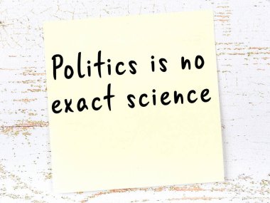 Tahta duvarda asılı sarı yapışkan nota elle yazılmış bilgece bir alıntı.