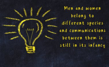 Bir karatahtaya ve bir ampul çizimine elle yazılmış akıllı bir alıntı.