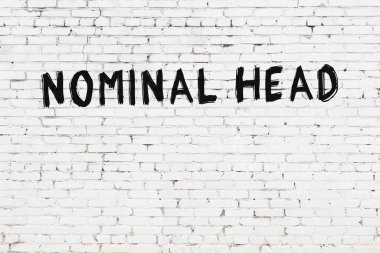 Beyaz tuğla duvara siyah boya ile yazılmış nominal yazı..