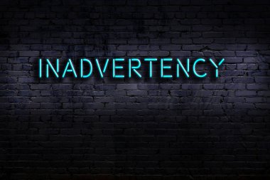 Geceleri duvarda neon levhası var. Yazı istemeden.