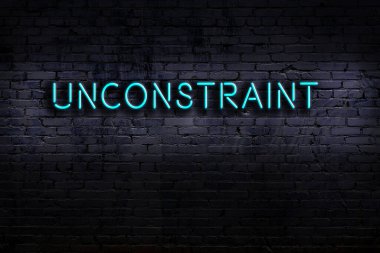 Üzerinde yazılar olmayan neon levhası tuğla duvara yaslanmamış. Gece görünümü