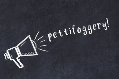 Hoparlör çizimi ve yazılı iç çamaşırı olan siyah karatahta.