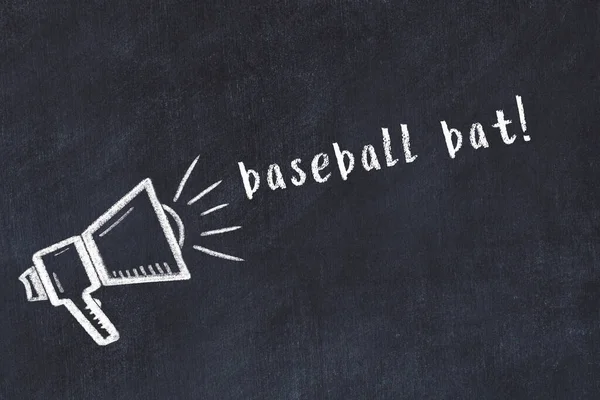 黒の机の上にスピーカーと手書きの碑文野球バットのチョーク図面 — ストック写真