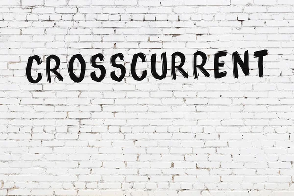 Beyaz tuğla duvara siyah boya ile yazılmış bir yazı..