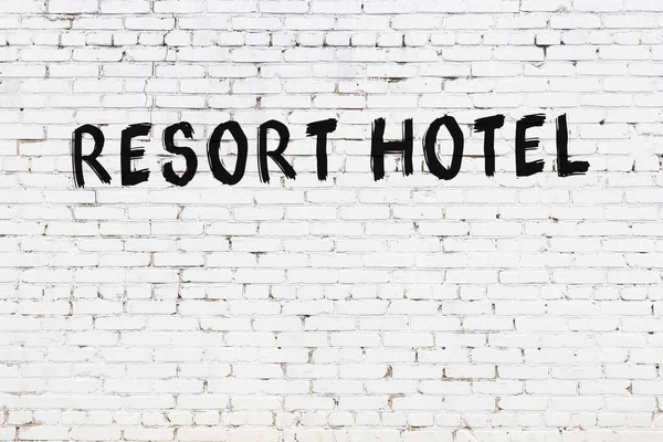Hotel Resort Inscrição Escrito Com Tinta Preta Parede Tijolo Branco — Fotografia de Stock