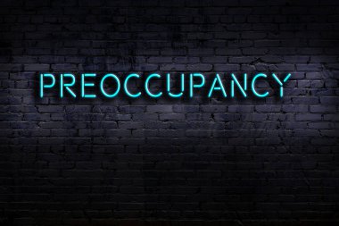 Duvara yazı yazma kaygısı olan neon levhası. Gece görünümü