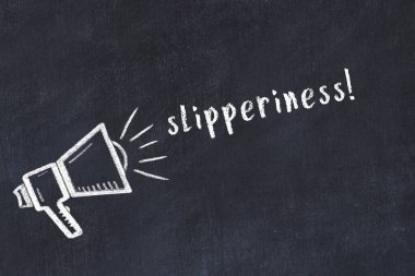 Hoparlör çizimi ve yazıt kayganlığı olan siyah karatahta.