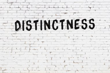 Beyaz tuğla duvara siyah boya ile yazılmış yazım ayrımcılığı.