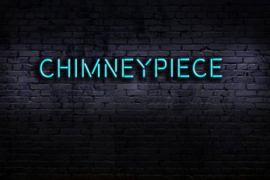 Duvarda yazıtlar olan neon levhası. Gece görünümü