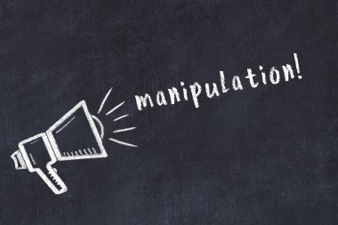 Hoparlörün tebeşir çizimi ve siyah masanın üzerine el yazısıyla yazması manipülasyon