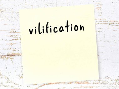 Uygarlığı hatırlatma kavramı. Tahta duvarda üzerinde yazı olan sarı yapışkan kağıt.