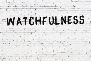 Üzerinde yazı olan beyaz tuğla duvar. El yazısıyla siyah boya.