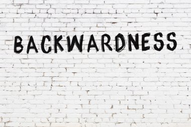 Beyaz tuğla duvara siyah boya ile yazılmış geri yazım.