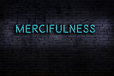 Geceleri duvarda neon levhası var. Yazıtsal merhamet.