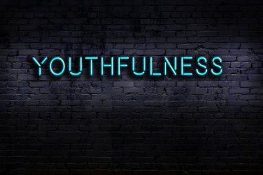 Geceleri duvarda neon levhası var. Yazıt gençliği