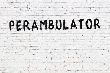 Siyah boyalı el yazısıyla yazılı beyaz tuğla duvar.