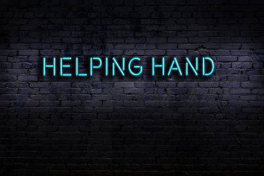 Geceleri duvarda neon levhası var. Yazı yardım eli