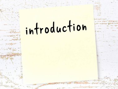 Tahta duvardaki sarı yapışkan notta elle yazılmış giriş yazısı var.