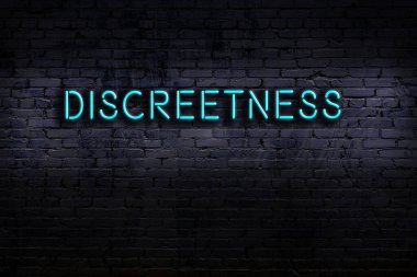 Geceleri duvarda neon levhası var. Yazma ağzı sıkılığı