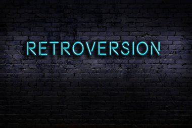 Geceleri duvarda neon levhası var. Yazı gerilemesi