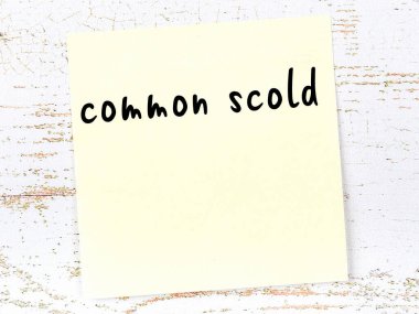 Ahşap duvardaki sarı yapışkan notta el yazısıyla yazılmış genel bir azarlama var.