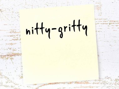 Kum torbasını hatırlatma anlayışı. Tahta duvarda üzerinde yazı olan sarı yapışkan kağıt.