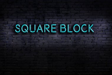 Geceleri duvarda neon levhası var. Metin kare bloğu