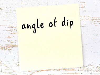 Sos açısını hatırlatma kavramı. Tahta duvarda üzerinde yazı olan sarı yapışkan kağıt.