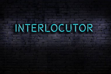 Geceleri duvarda neon levhası var. Yazı önleyici