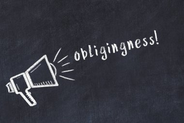 Hoparlör çizimi ve yazıt zorunluluğu olan siyah karatahta