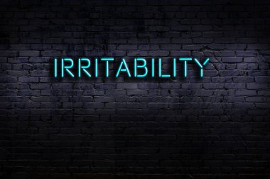 Geceleri duvarda neon levhası var. Yazma asabiyeti