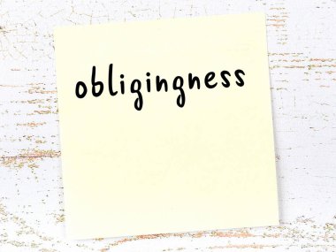 Tahta duvardaki sarı yapışkan notta el yazısıyla yazılmış zorunluluk var.