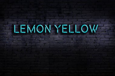 Geceleri duvarda neon levhası var. Yazı limon sarısı.