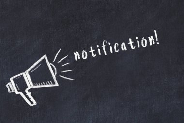 Hoparlörlerin tebeşir çizimi ve siyah masaya el yazısı yazması yazması bildirim