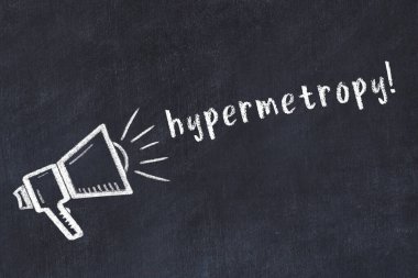 Hoparlör çizimi ve yazıt hipermetropisi olan siyah karatahta
