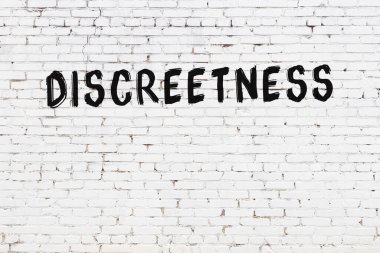 Beyaz tuğla duvara siyah boya ile yazılmış yazılar..