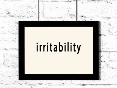 Beyaz tuğla duvarda asılı siyah ahşap çerçeve. 