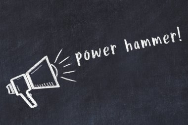 Hoparlörün tebeşir çizimi ve siyah masanın üzerine el yazısıyla yazılmış bir çekiç.