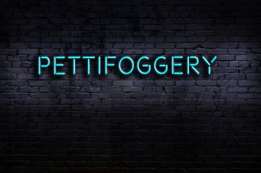 Geceleri duvarda neon levhası var. Yazı iç çamaşırları.