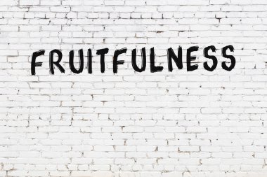 Yazı verimliliği beyaz tuğla duvara siyah boya ile yazılmış..