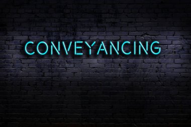 Geceleri duvarda neon levhası var. Yazı iletimi