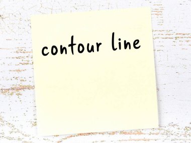 Tahta duvardaki sarı yapışkan notta el yazısıyla yazılmış hatlar var.